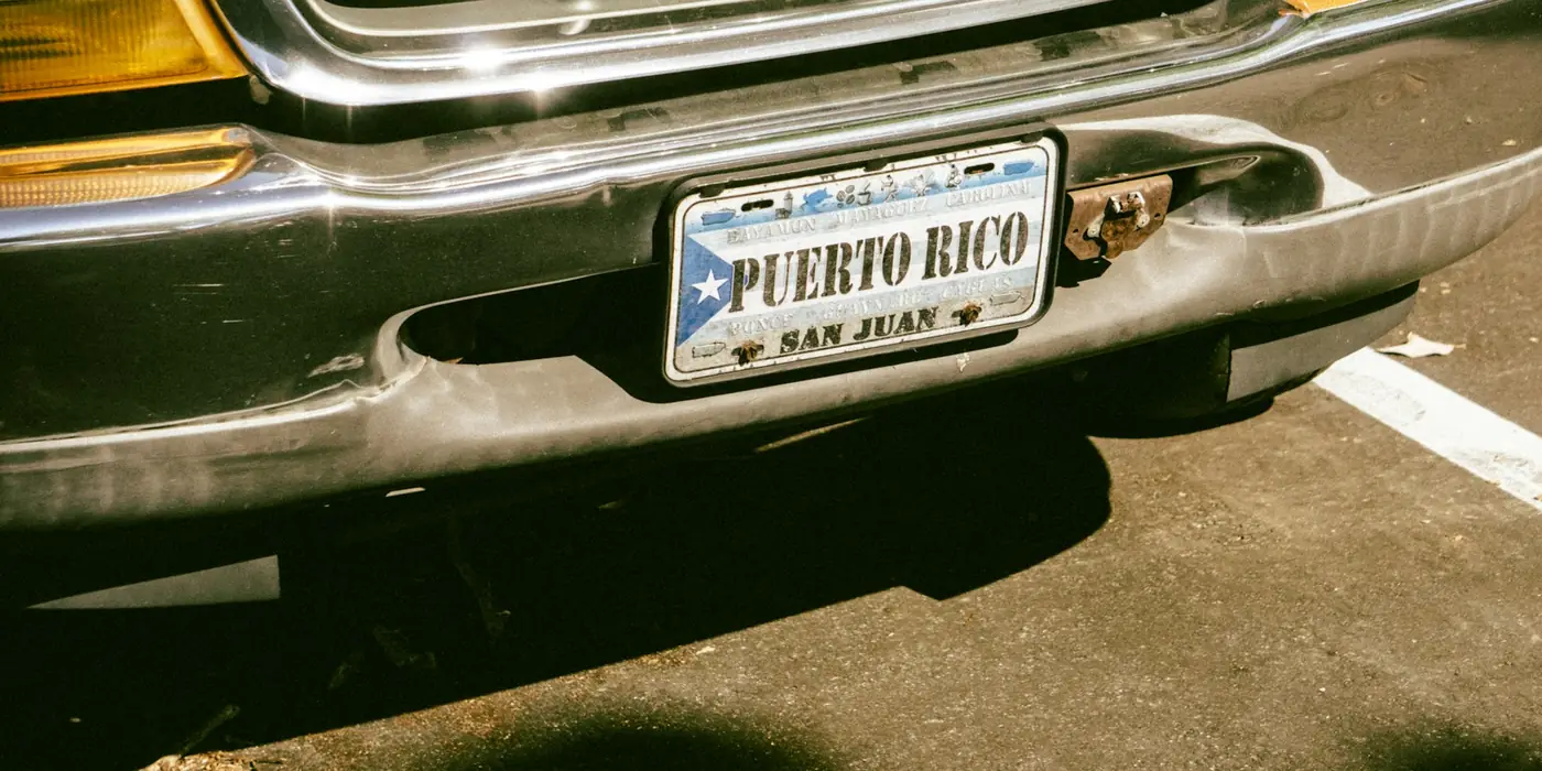Placa vehicular sobre una pared de madera, canje de placas