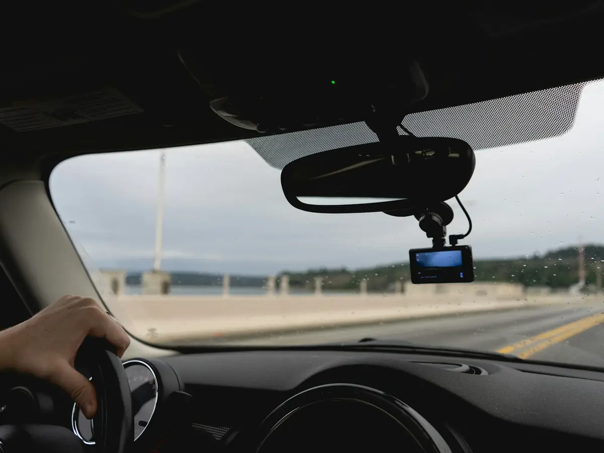 Parabrisas de un automóvil con dispositivo junto al espejo, actualización REPUVE